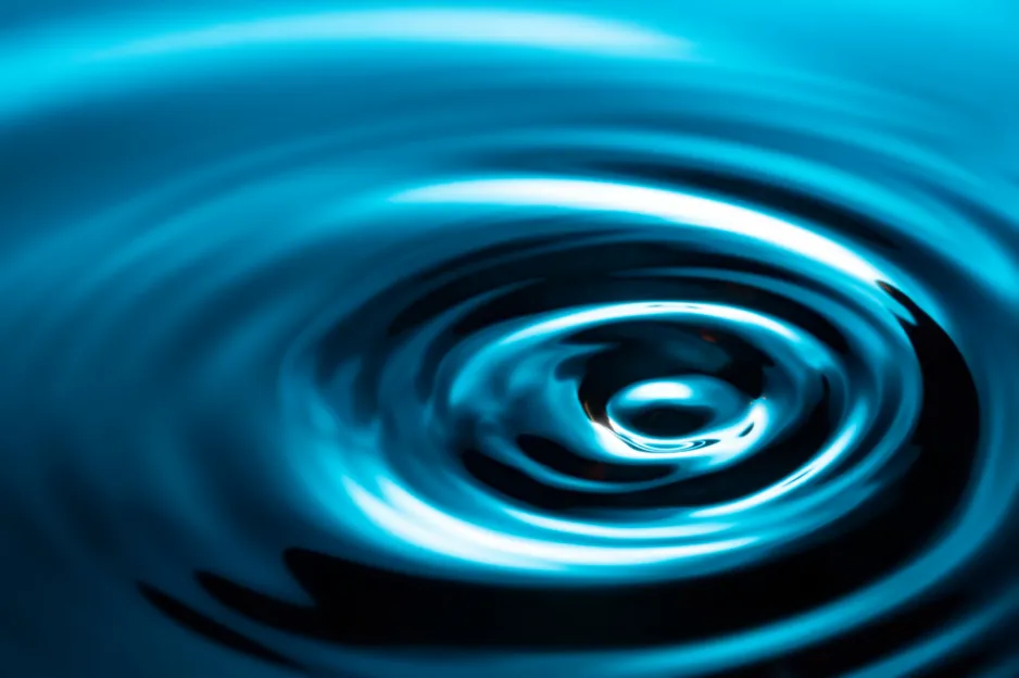 水面が波紋を生んでいるイメージ